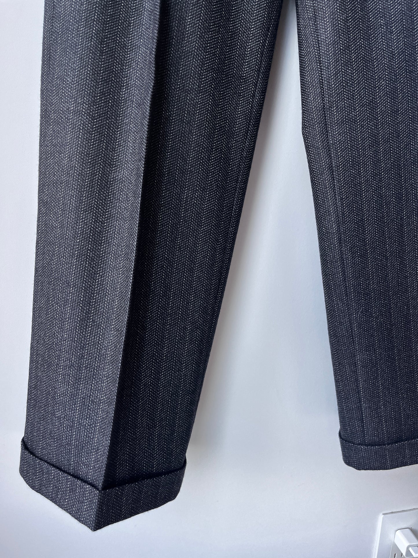 Vintage Giorgio Armani 2-piece Men’s Suit - 100% Wool in Colour Gray